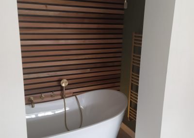 Bath with feature cedar wall